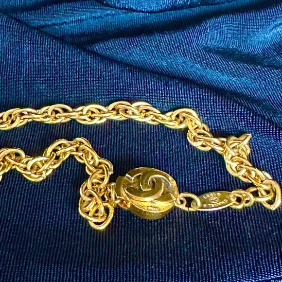 Chanel 1983 24kt Plated Gold Chain Necklace - Picture 4 of 6